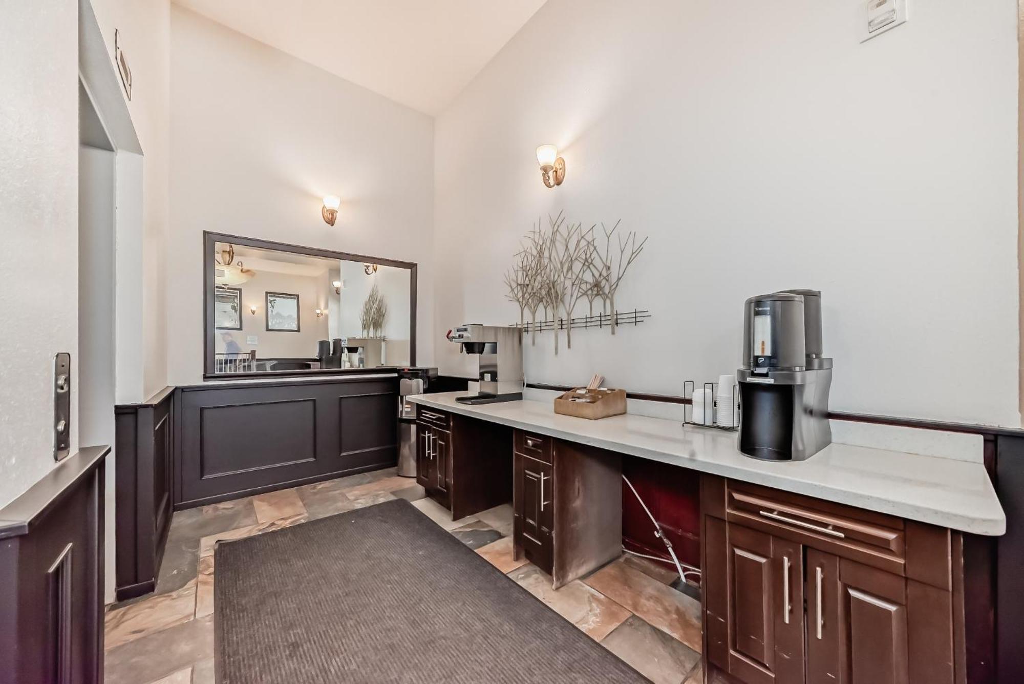 Grande Cache Inn & Suites 외부 사진