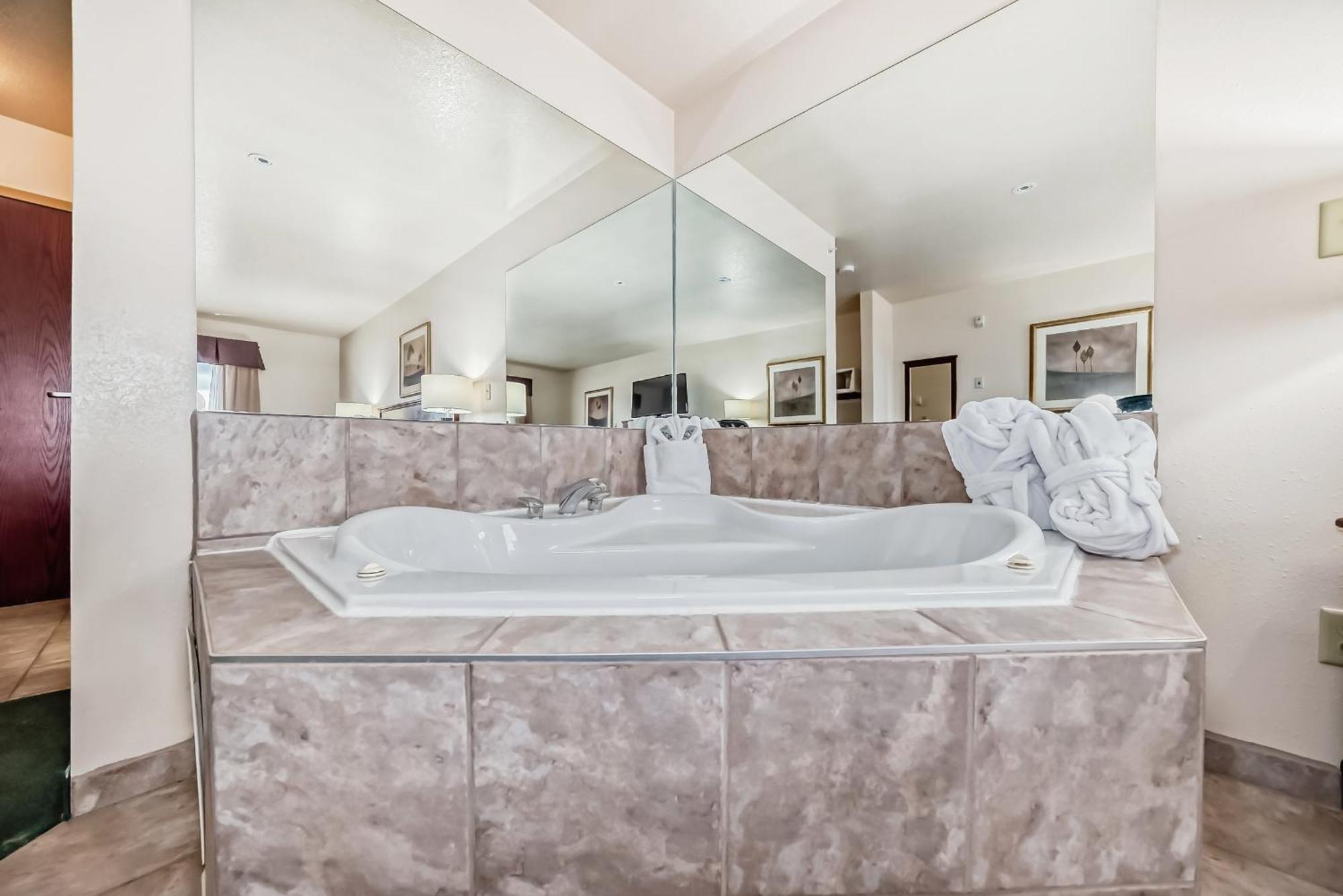 Grande Cache Inn & Suites 외부 사진